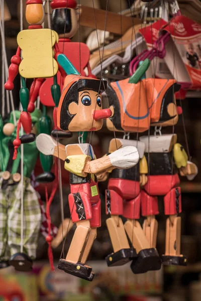 Holzpuppen und Pinocchio — Stockfoto