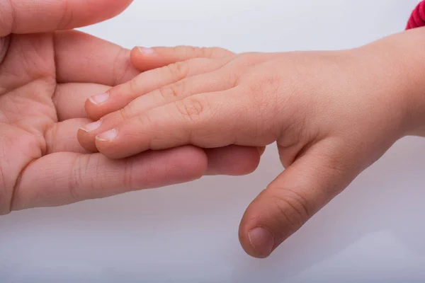Niño y manos crecidas juntos — Foto de Stock