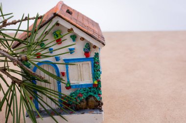 Küçük modeli ev ve çatısı