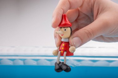 Pinokyo suya tutarak el