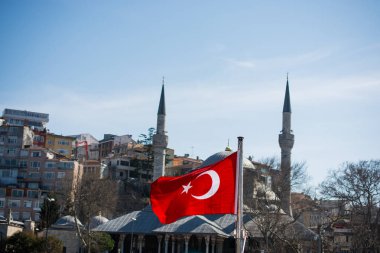 Bir ip ile bir minare sokakta Türk ulusal bayrak dayan