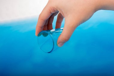 Su el cam dışında yağıyor