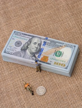Bize bir paket yanında erkek figürler Doları banknot 