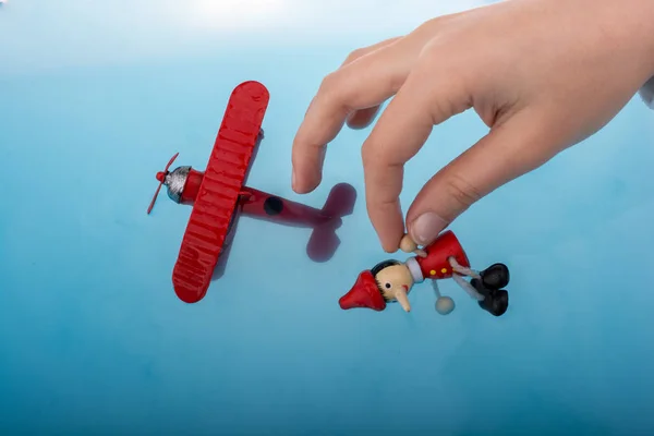 模型飛行機と水のピノキオ — ストック写真