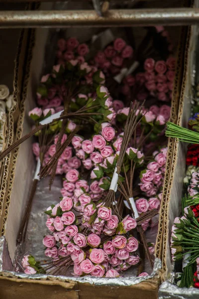 Falešný květiny pro dekorativní účely — Stock fotografie