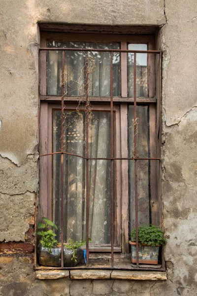 Alte Fensterarchitektur aus den Ruinen von Istanbul — Stockfoto