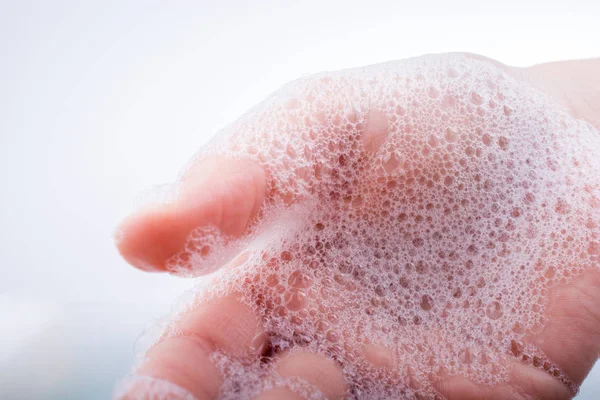 Kind wassen van de handen in schuim — Stockfoto