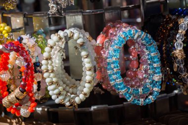  Çeşitli renk boncuk