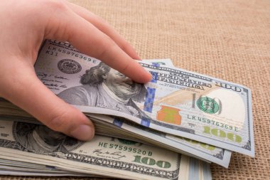 Elinde bir tomar para var.