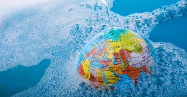 Dünya üstüne yerleştirilen boya fırçası