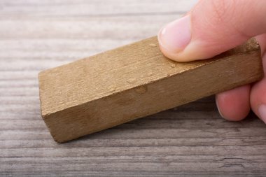 Ahşap yapı taşları ile oynayan çocuk