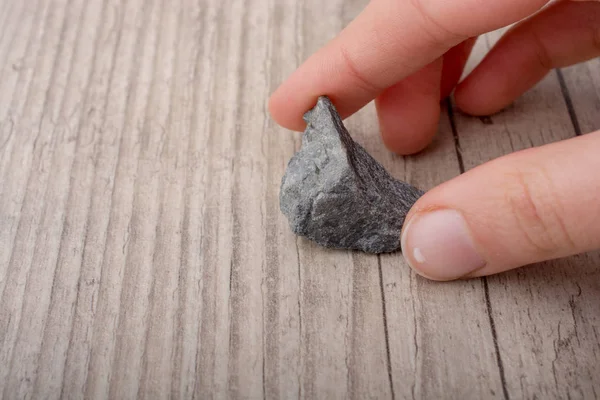 小さな石を手に持っている手 — ストック写真
