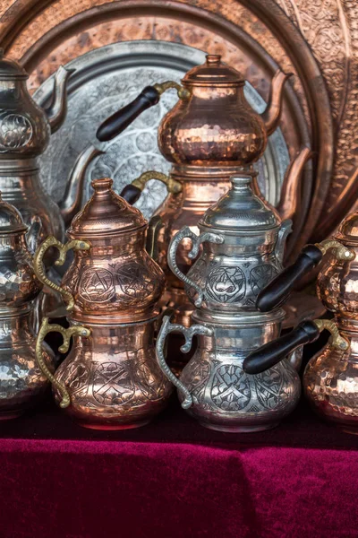 Dzbanek do herbaty turecki wykonane z metalu w stylu tradycyjnym — Zdjęcie stockowe