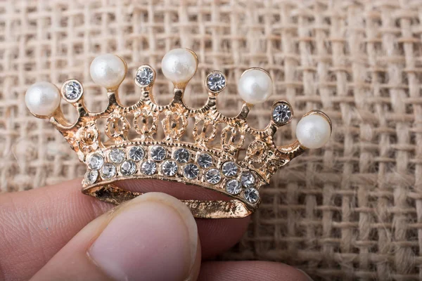 Złoty kolor crown modelu z fałszywe pereł — Zdjęcie stockowe