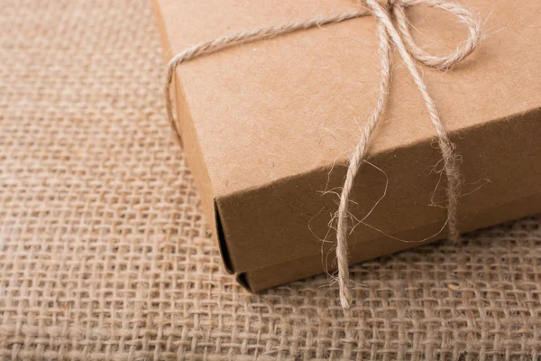 Pudełko prezentowe kolor brązowy — Zdjęcie stockowe