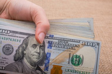 Elinde bir tomar para var.