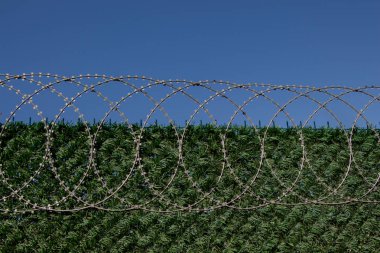 dikenli tel çit koruma amacıyla bir pproperty