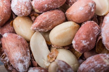 Pişmiş ve tuzlu temizlenen fıstık