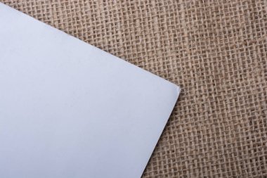  Keten bir tuval üzerine beyaz kağıt parçası