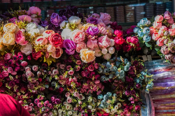 Fausses fleurs à des fins décoratives — Photo