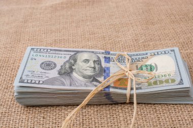 Banknot bohça-in bizi Doları keten bir kurdele ile bağlanmış