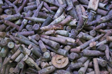 Eski paslı mermi mühimmat 