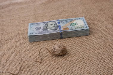 Keten biriktirme biriktirme üzerimize Doları banknot yerleştirilir