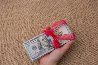 Banknot bohça-in bizi Doları bir kurdele ile bağlanmış