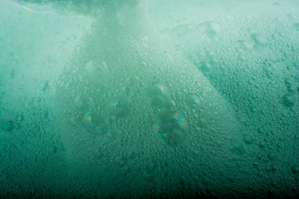 Wasser mit Schaum von Shampoo bedeckt — Stockfoto