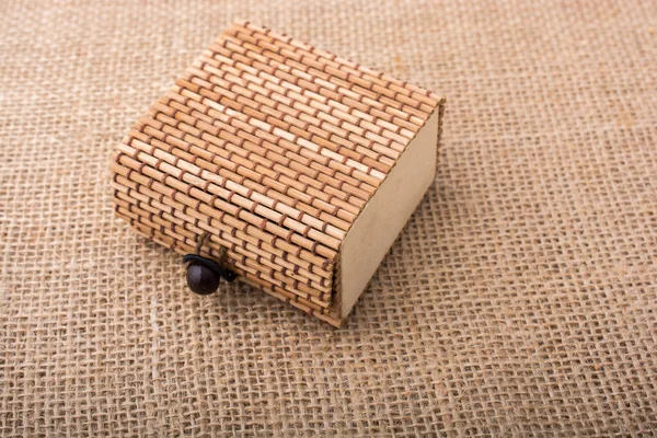 Ψάθινο ξύλινο κουτί από ανοιχτό καφέ — Φωτογραφία Αρχείου