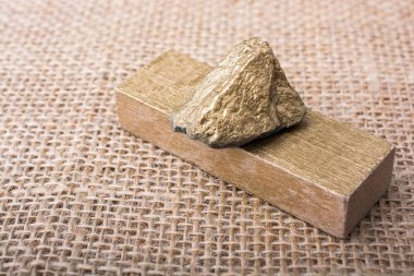 bir tuval üzerine küçük altın renkli taş