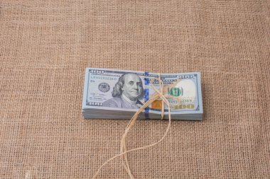 Banknot bohça-in bizi Doları keten bir kurdele ile bağlanmış