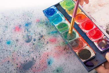 Boya boyama fırça su dokunuyor gibi eriterek 