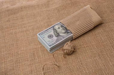 Keten biriktirme biriktirme üzerimize Doları banknot yerleştirilir