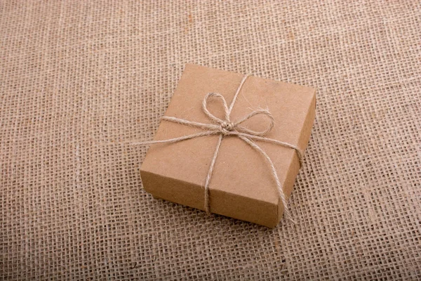 Geschenk-Box von brauner Farbe — Stockfoto