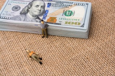 Bize bir paket yanında erkek figürler Doları banknot 