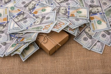 Hediye kutusu altında yer bizi doları banknot yaymak