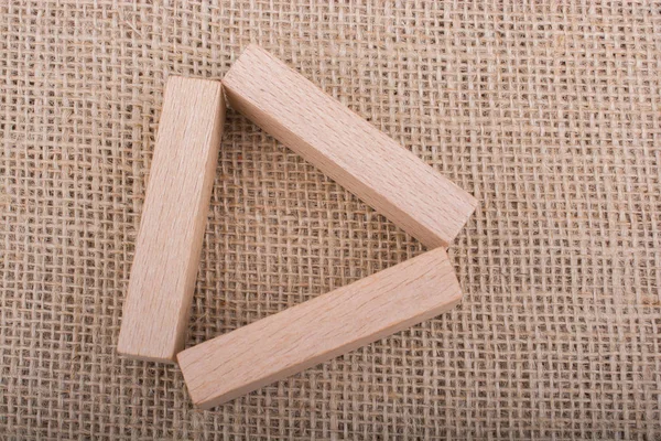 Domino de madera sobre lienzo de lino — Foto de Stock