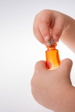 Beyaz arka planda şişe tutan kişi