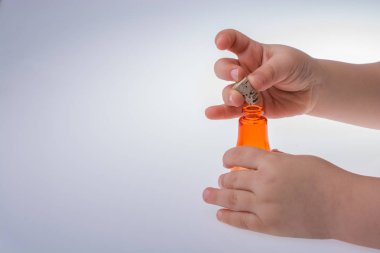 Beyaz arka planda şişe tutan kişi