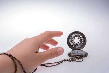 Retro tarzı cep saati beyaz arka plan üzerinde