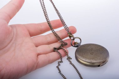 Retro tarzı cep saati beyaz arka plan üzerinde