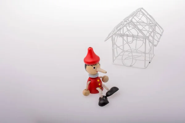 Pinocchio Sitzt Neben Musterhaus — Stockfoto