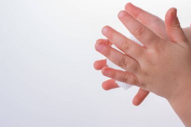 Biraz pamuk elinde tutan el