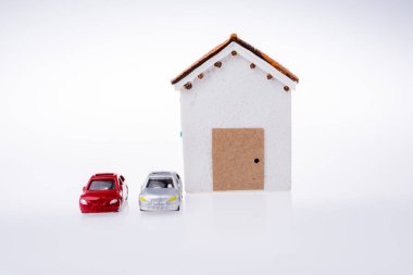 Küçük modeli ev ve model arabalar
