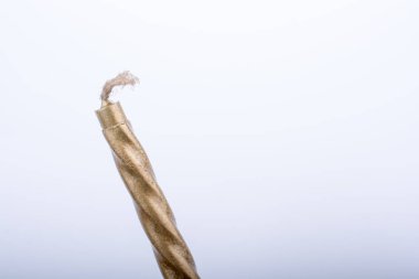 Beyaz bir arka plan üzerinde renkli mum