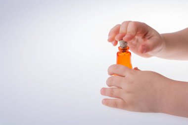 Beyaz arka planda şişe tutan kişi