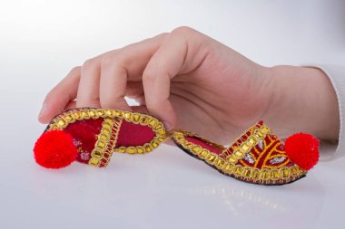 Geleneksel Türk el yapımı ayakkabı tutan el