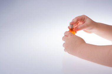 Beyaz arka planda şişe tutan kişi