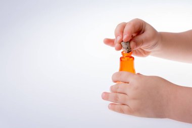 Beyaz arka planda şişe tutan kişi